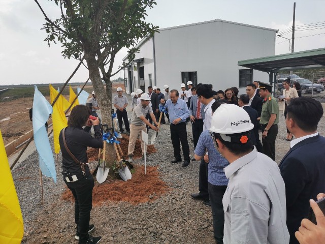 Phó thủ tướng trông cây lưu niệm trong chuyến thăm dự án