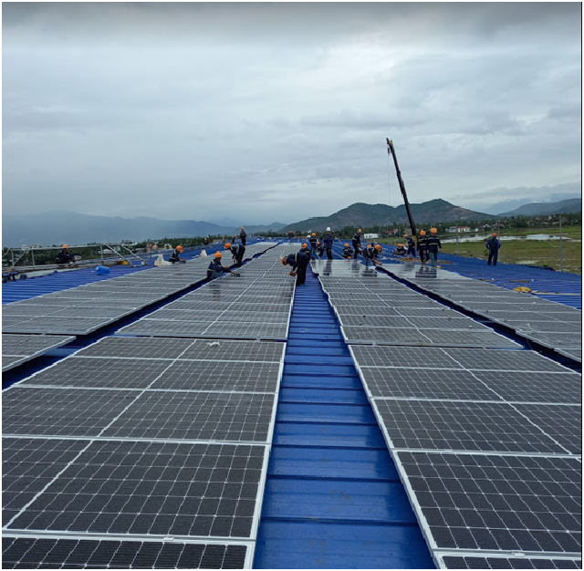 Công tác lắp pin được tiến hành