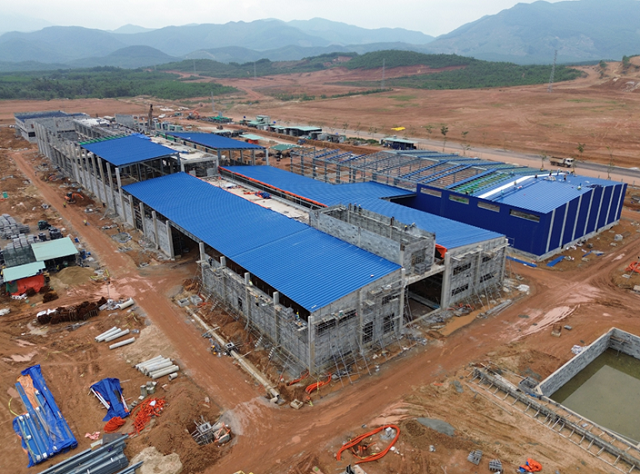 Hoàn thành công tác kết cấu nhà xưởng và nhà trộn chuyển giao công tác thi công lợp tôn