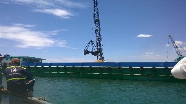 Cạp cát lên xà lan tự hành