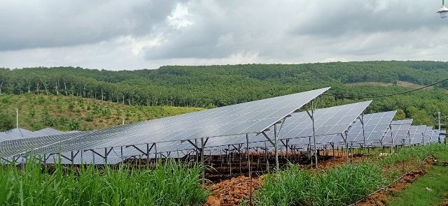 Cánh đồng pin đang trong giai đoạn lắp ráp