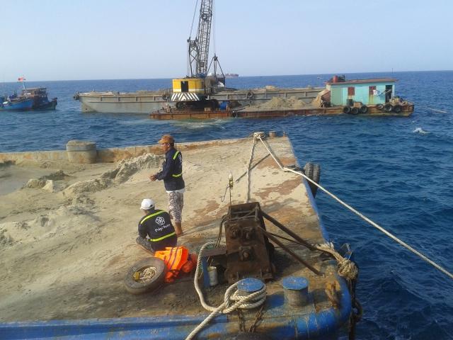 Cạp lên xà lan boong