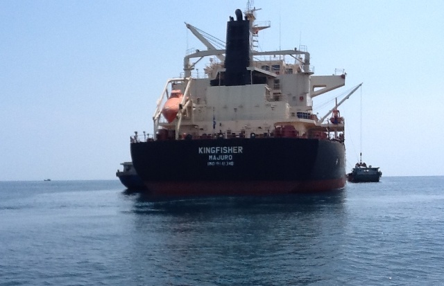 Cạp cát lên tàu mẹ ngoài khơi 5km