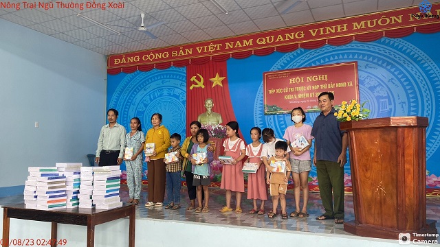 Trao tặng vở viết tại Bình Phước