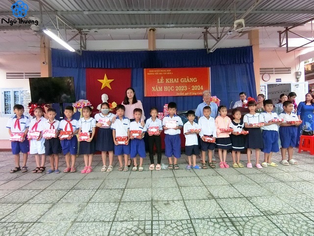 Trao tặng vở viết tại Hậu Giang