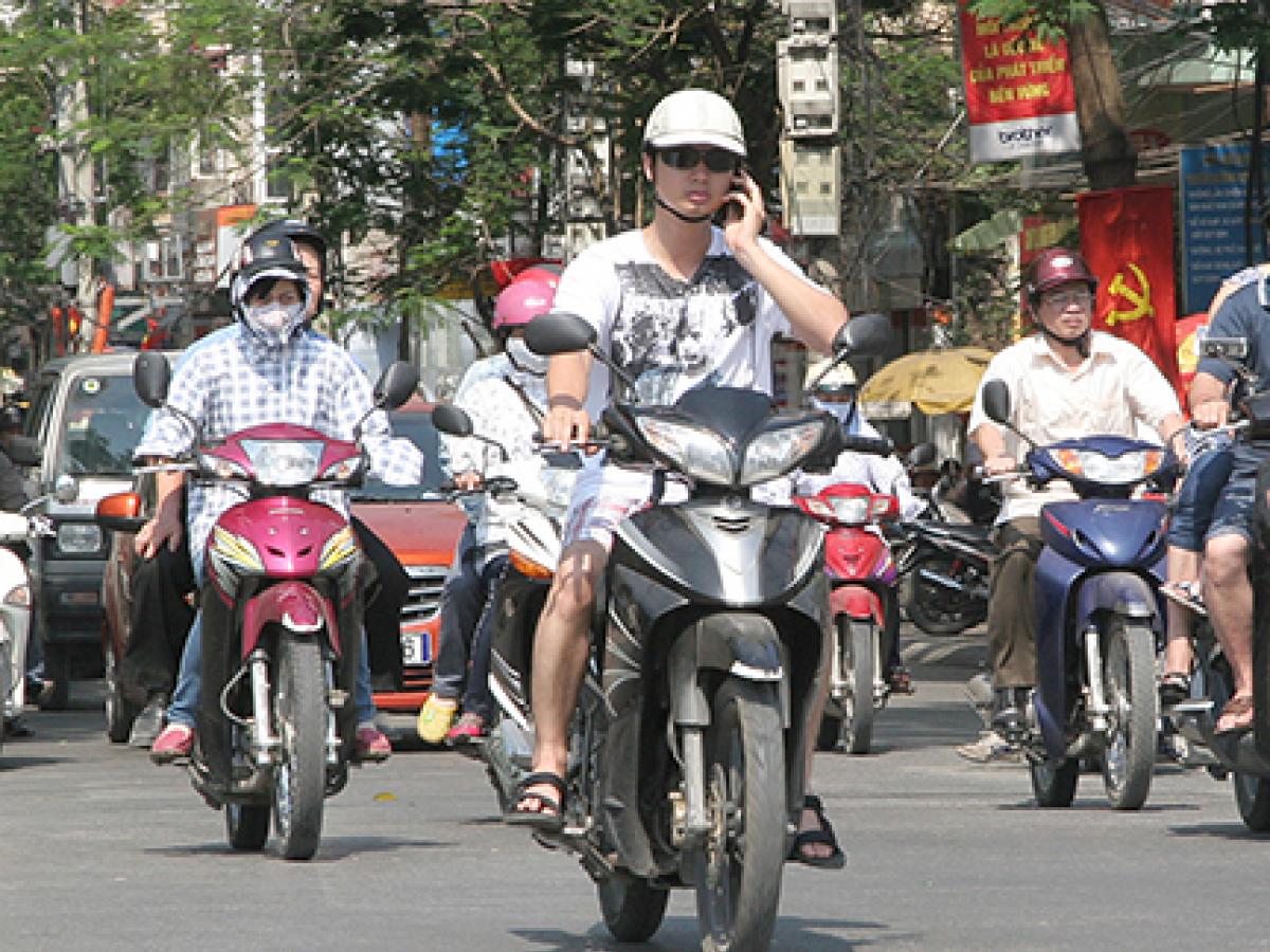 Dùng tay sử dụng điện thoại khi đang lái xe bị phạt 800.000 đồng